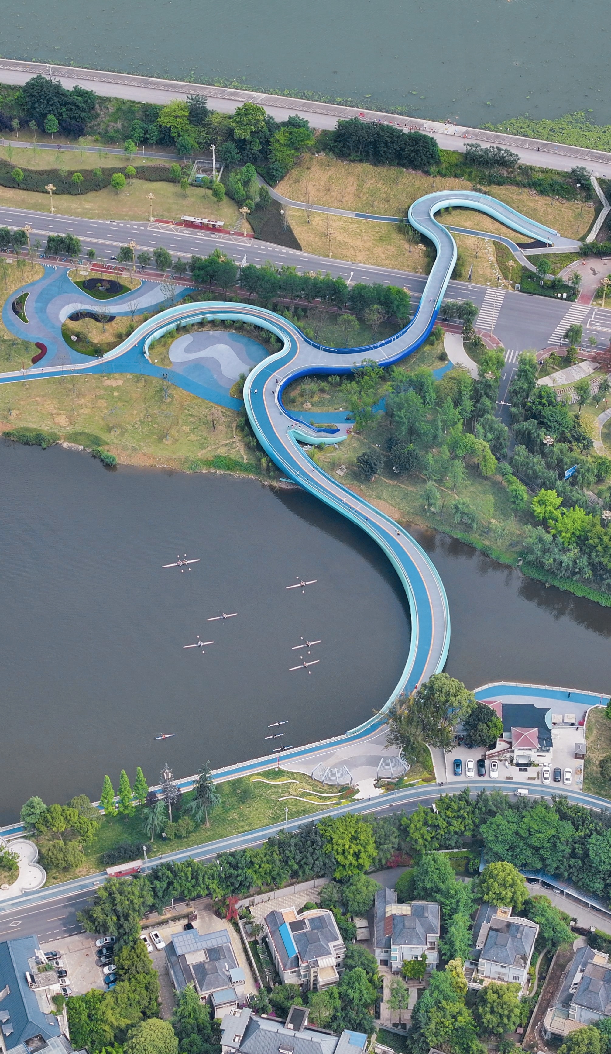 城市新景觀——東坡步道上的濟(jì)美橋。李陳 攝