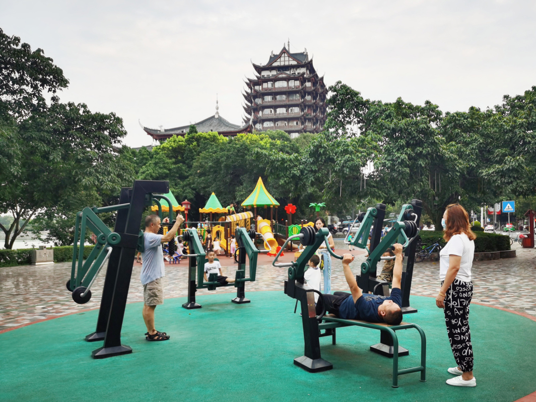 在眉山遠景樓附近的健身場地，群眾正在健身運動。.jpg