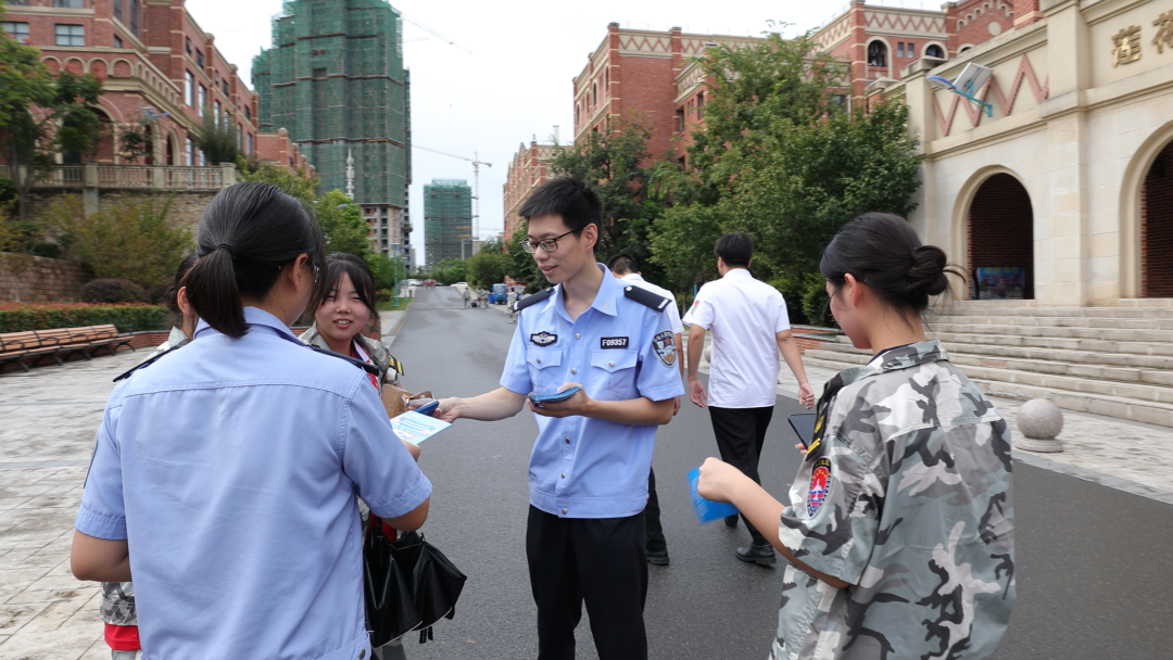 新區(qū)公安分局民警發(fā)放宣傳手冊，宣傳網(wǎng)絡(luò)安全知識。.png