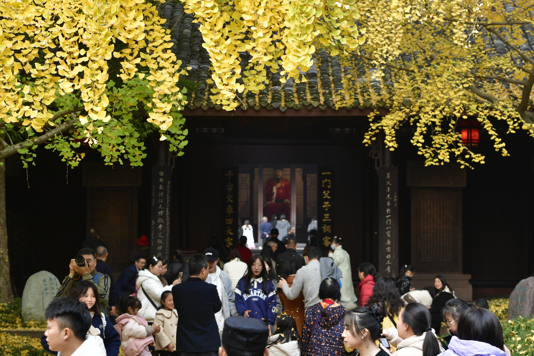 三蘇祠游人如織。