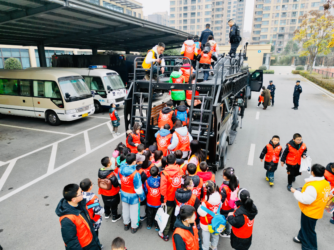 東坡小記者們認識車輛裝備。