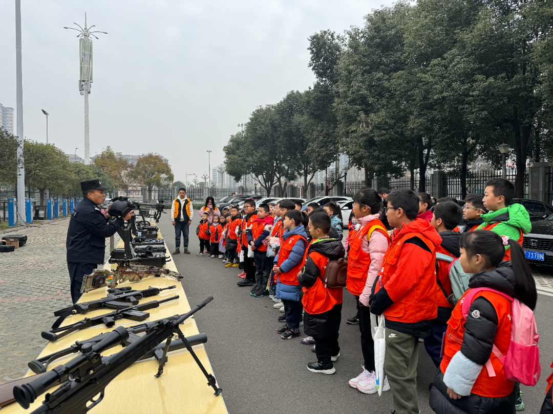 特警為大家詳細講解了不同特警槍支裝備的種類。