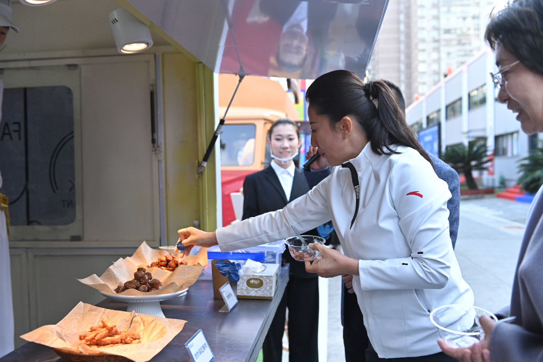  楊揚(yáng)在王家渡食品工廠品嘗美食。