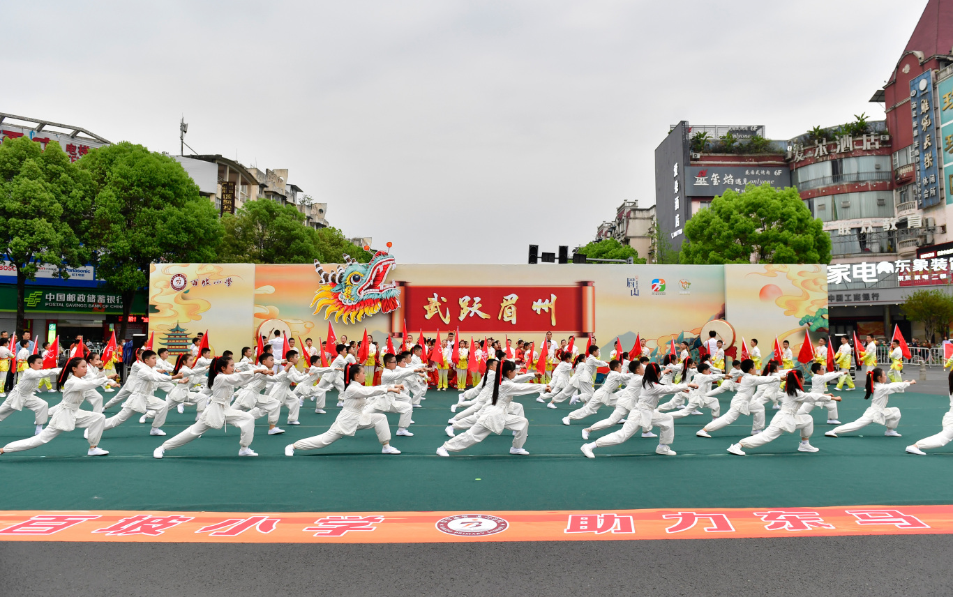 在東坡大道宏遠蓋麗路口，百坡小學帶來的《武躍眉州》，為比賽營造濃厚的氛圍。.jpg