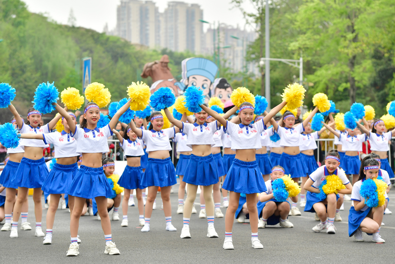 在東坡湖廣場岷江大道路口，眉師附小的啦啦操《super girl》展現(xiàn)了青春活力與體育舞蹈的魅力，為參賽的運動員加油鼓勁。.jpg