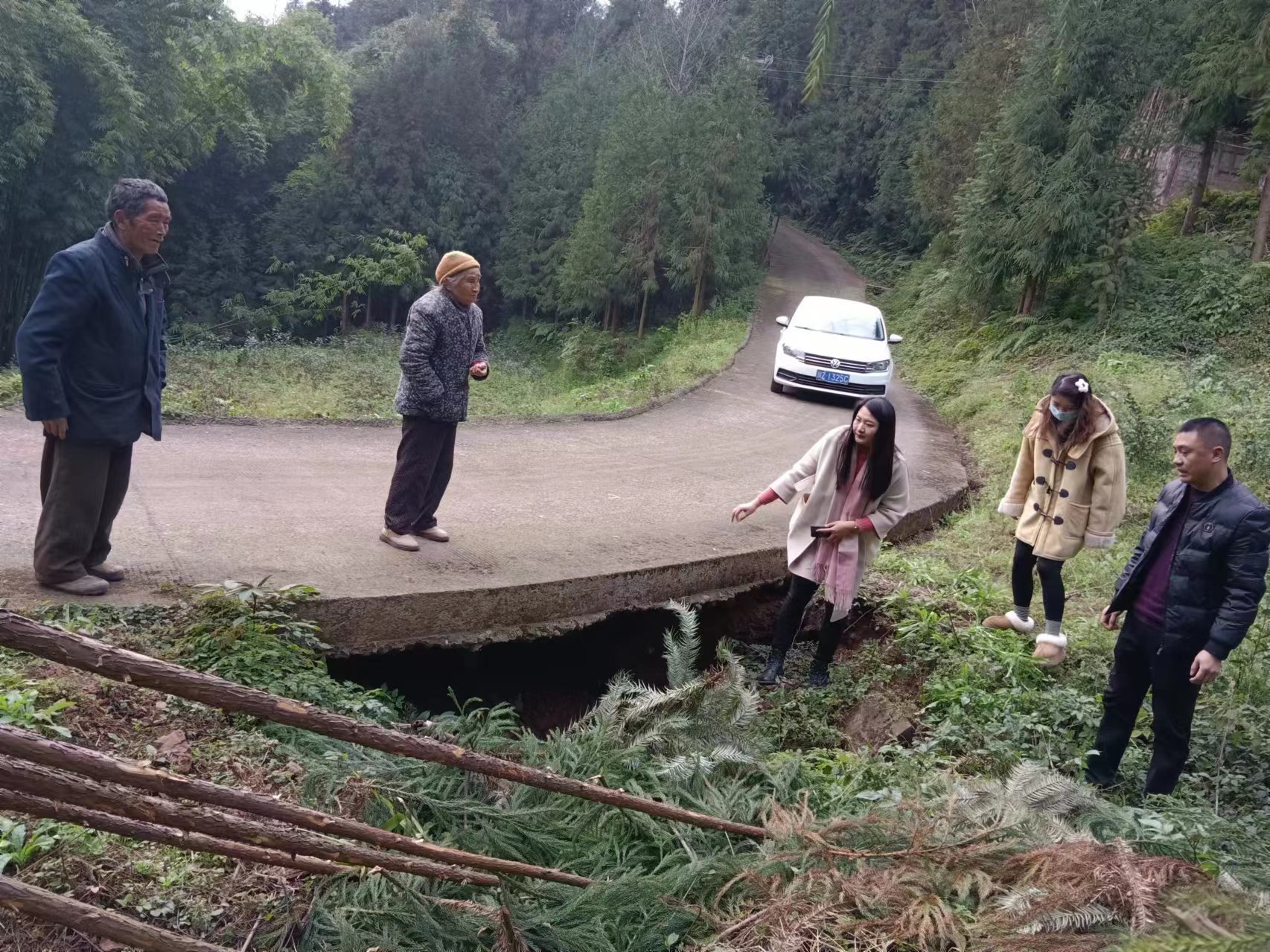 柳江鎮(zhèn)兩河村駐村工作隊(duì)勘查堡坎垮塌路面。