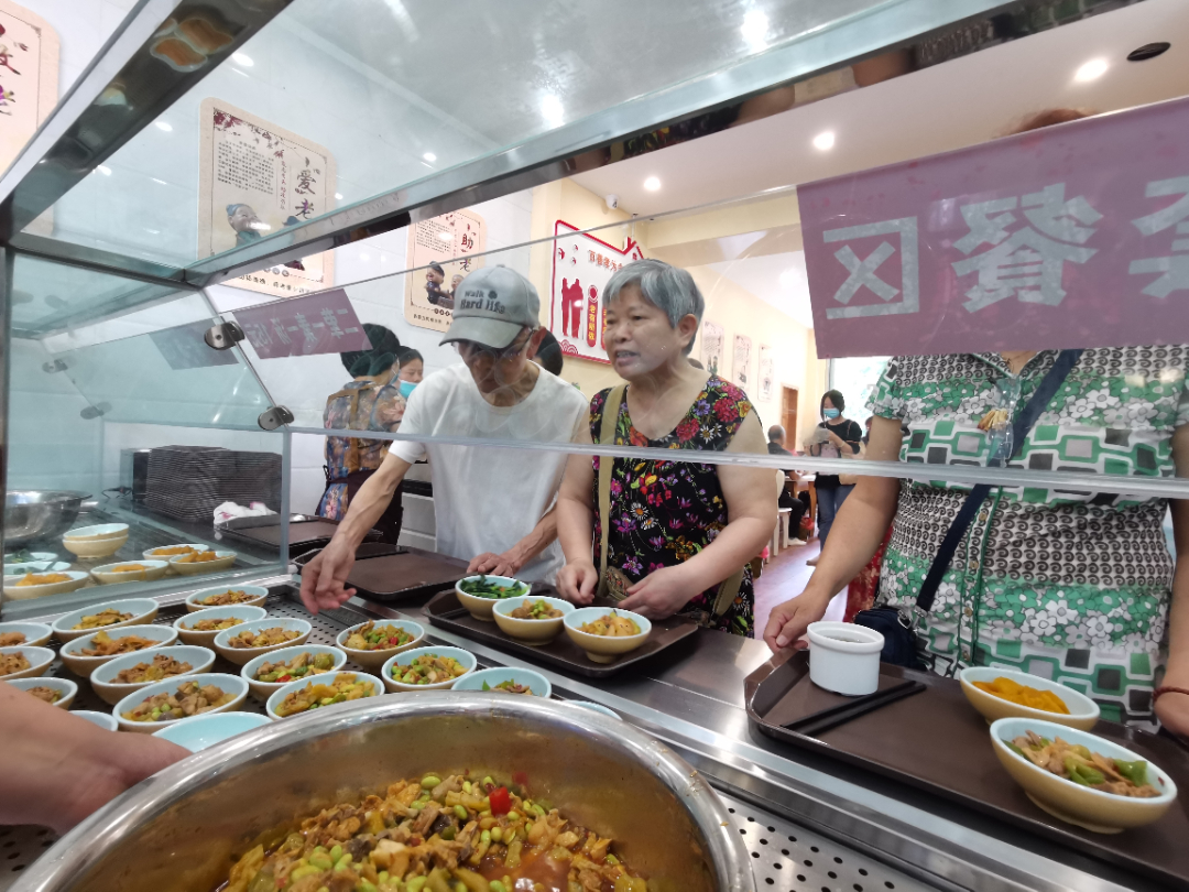 助老餐廳里老人們正在取餐。