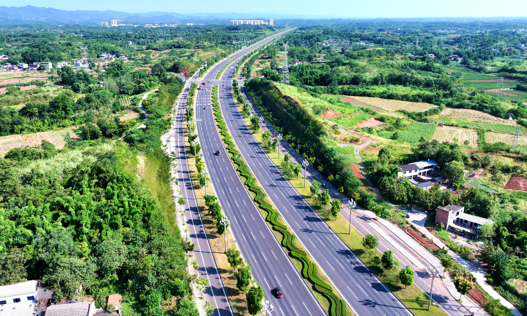  寬闊的道路整潔又美觀。