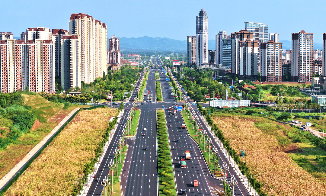  城市與道路構(gòu)成一幅美麗的圖景。