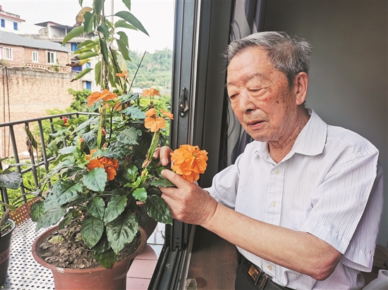 退休后的張蔭澤仍然喜歡綠植花卉。