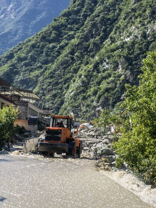 8月3日，救援人員在康定市姑咱鎮(zhèn)日地村搶通道路。新華社記者 張旭東 攝