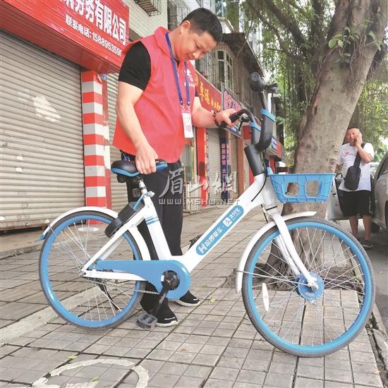 羅軍規(guī)范路邊亂停亂放的共享單車。.jpg