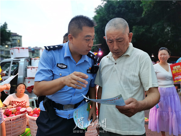 通惠派出所民警向市民宣傳文明養(yǎng)犬。