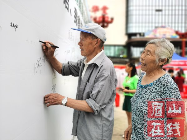 市民踴躍簽名承諾。