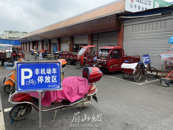 非機(jī)動車輛整齊停放在規(guī)定區(qū)域。