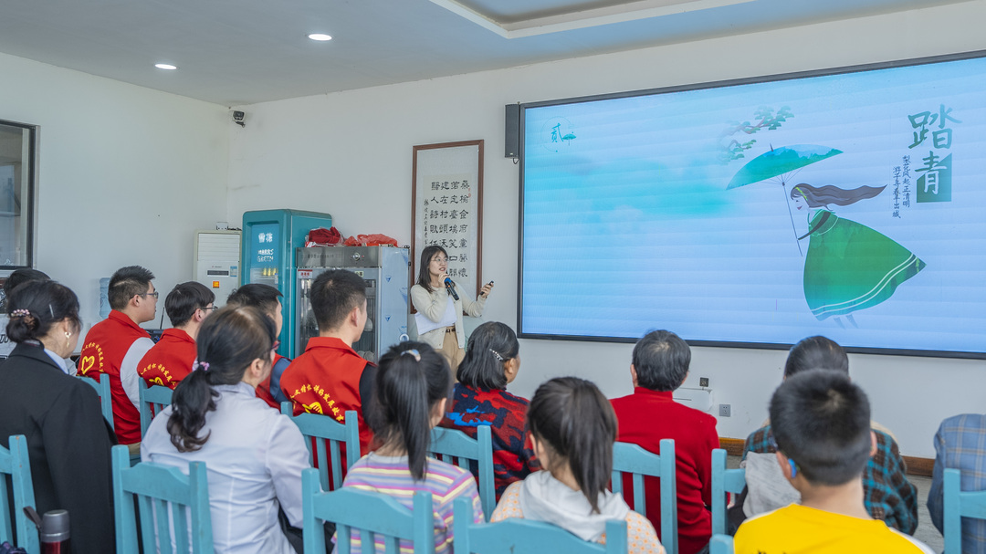 活動中，大學生志愿者向當?shù)卮迕裰v述清明由來.jpg